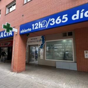 Decoraci&oacute;n de cristales mediante vinilos &aacute;cidos impresos para la Farmacia Ciencias en Sevilla.
