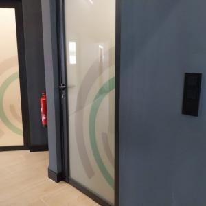 Decoraci&oacute;n de cristales mediante vinilos &aacute;cidos impresos para In Muv Sevilla.