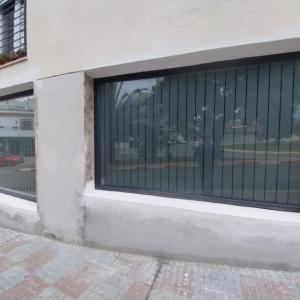 Decoraci&oacute;n de cristales mediante vinilos &aacute;cidos impresos para In Muv Sevilla.