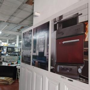 Decoraci&oacute;n de cristales mediante vinilos con graficas ID Hosteler&iacute;a en Dos Hermanas Sevilla.