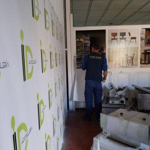 Decoraci&oacute;n de cristales mediante vinilos con graficas ID Hosteler&iacute;a en Dos Hermanas Sevilla.