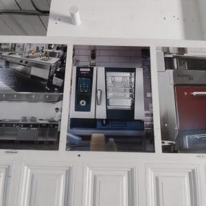 Decoraci&oacute;n de cristales mediante vinilos con graficas ID Hosteler&iacute;a en Dos Hermanas Sevilla.