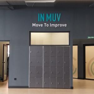 Decoraci&oacute;n mediante textos corp&oacute;reos y vinilos para In Muv Sevilla.
