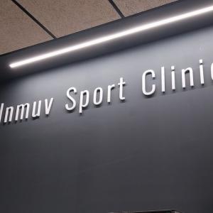 Decoraci&oacute;n mediante textos corp&oacute;reos y vinilos para In Muv Sevilla.