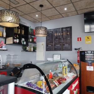 Decoraci&oacute;n en vinilo impreso de mural con tarifa de precios para Cafeter&iacute;a Daryal en Entren&uacute;cleos Dos Hermanas Sevilla.