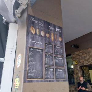 Decoraci&oacute;n en vinilo impreso de mural con tarifa de precios para Cafeter&iacute;a Daryal en Entren&uacute;cleos Dos Hermanas Sevilla.