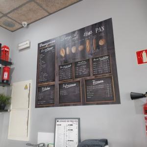 Decoraci&oacute;n en vinilo impreso de mural con tarifa de precios para Cafeter&iacute;a Daryal en Entren&uacute;cleos Dos Hermanas Sevilla.