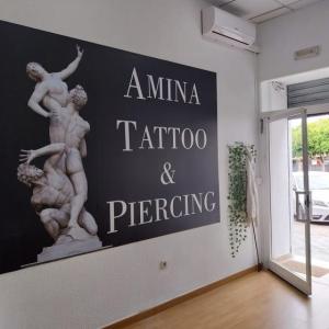Fotomural decorativo con base de pvc y rotulación en vinilo. Tatuajes Amina en Montequinto Sevilla.