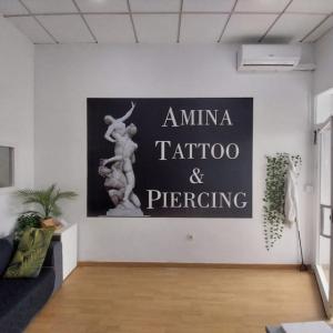 Fotomural decorativo con base de pvc y rotulación en vinilo. Tatuajes Amina en Montequinto Sevilla.