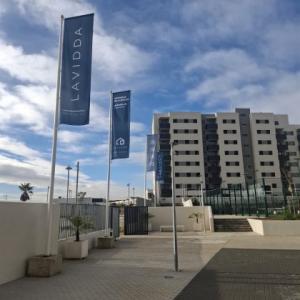 M&aacute;stil en fibra de vidrio con potencia y banderas. Dado de hormig&oacute;n. Para Deacapital en Entren&uacute;cleos Antares III en Dos Hermanas Sevilla.