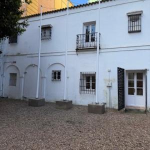 M&aacute;stil en fibra de vidrio con potencia giratoria. Fabricaci&oacute;n de dado de hormig&oacute;n. Para Mueso de Carruajes de Sevilla.