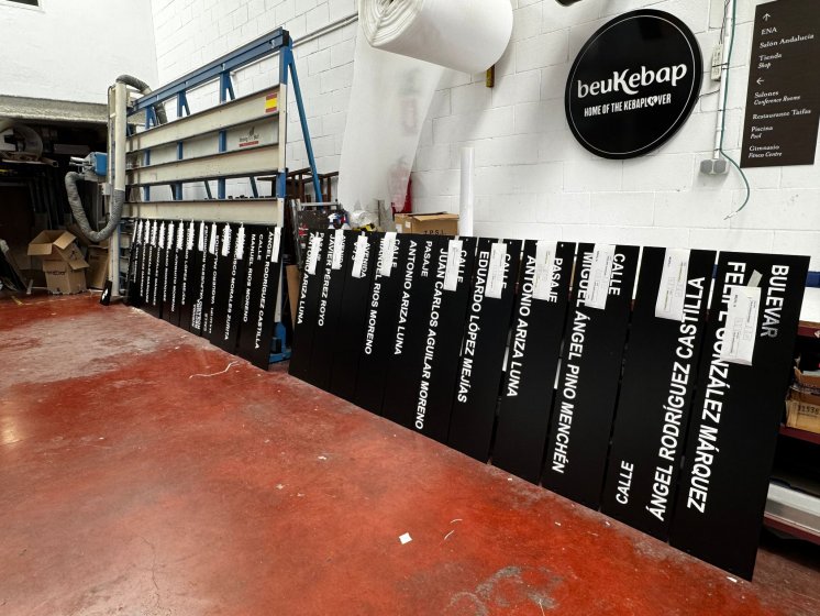 Carteler&iacute;a personalizada callejero para el Ayuntamiento de Dos Hermanas Sevilla.