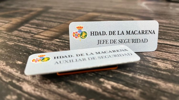 Chapa porta nombre identificativa para el equipo de seguridad de la Virgen de la Macarena. Sevilla