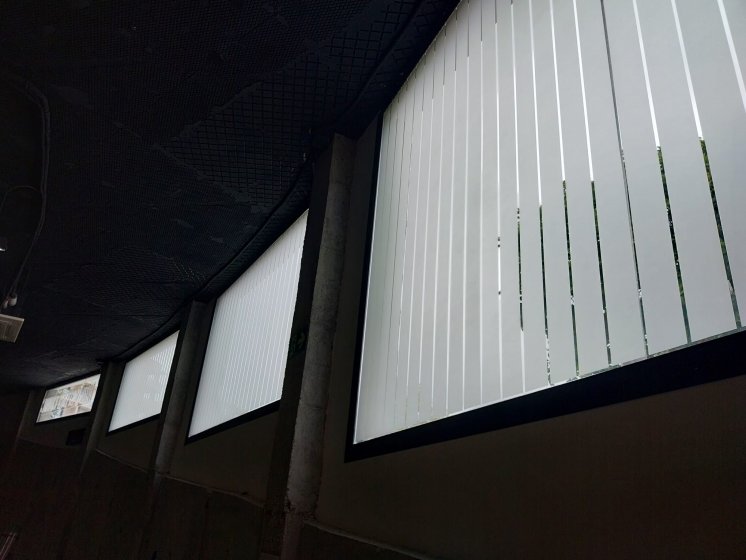 Decoraci&oacute;n de cristales mediante vinilos &aacute;cido para In Muv Sevilla.