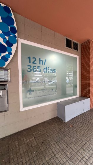 Decoraci&oacute;n de cristales mediante vinilos &aacute;cidos impresos para la Farmacia Ciencias en Sevilla.