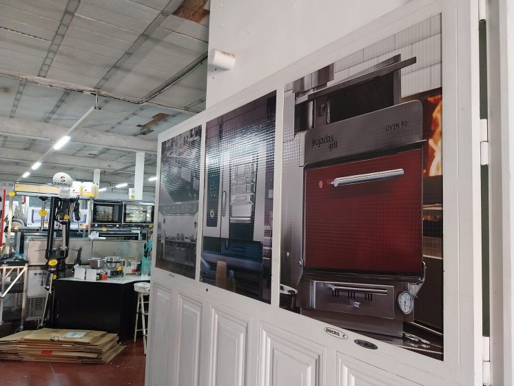 Decoraci&oacute;n de cristales mediante vinilos con graficas ID Hosteler&iacute;a en Dos Hermanas Sevilla.