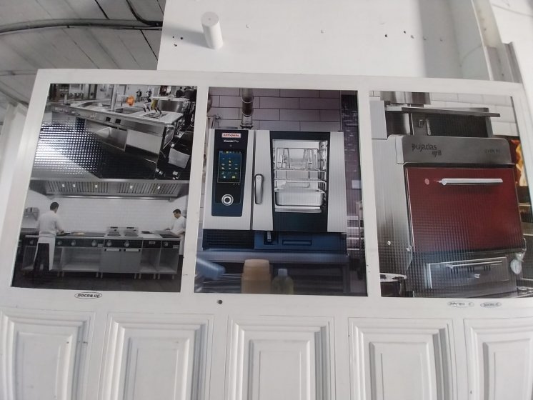 Decoraci&oacute;n de cristales mediante vinilos con graficas ID Hosteler&iacute;a en Dos Hermanas Sevilla.