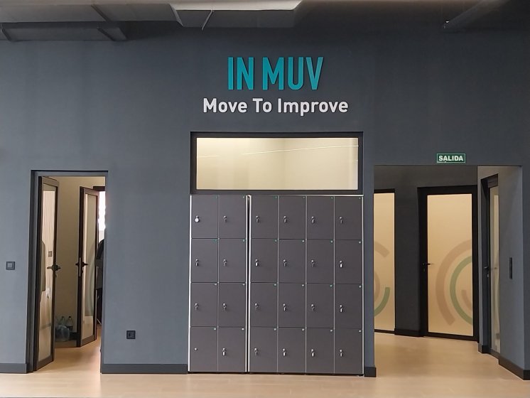 Decoraci&oacute;n mediante textos corp&oacute;reos y vinilos para In Muv Sevilla.