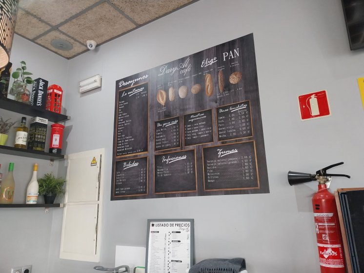 Decoraci&oacute;n en vinilo impreso de mural con tarifa de precios para Cafeter&iacute;a Daryal en Entren&uacute;cleos Dos Hermanas Sevilla.