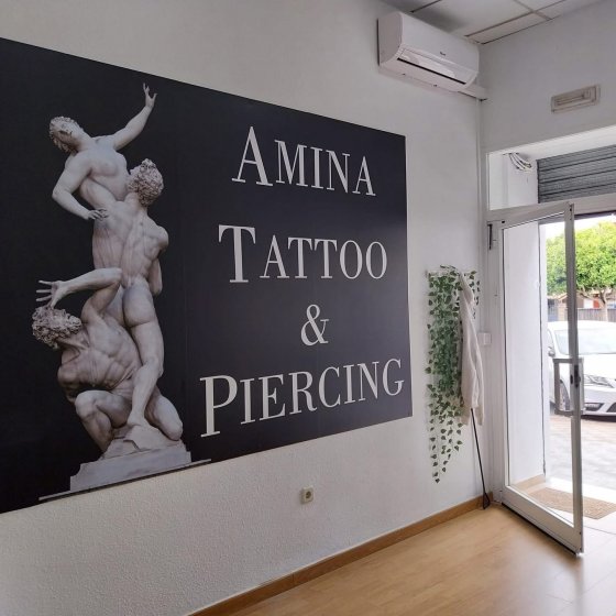 Fotomural decorativo con base de pvc y rotulación en vinilo. Tatuajes Amina en Montequinto Sevilla.