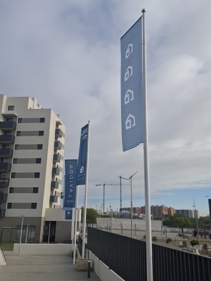 M&aacute;stil en fibra de vidrio con potencia y banderas. Dado de hormig&oacute;n. Para Deacapital en Entren&uacute;cleos Antares III en Dos Hermanas Sevilla.