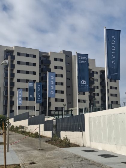 M&aacute;stil en fibra de vidrio con potencia y banderas. Dado de hormig&oacute;n. Para Deacapital en Entren&uacute;cleos Antares III en Dos Hermanas Sevilla.