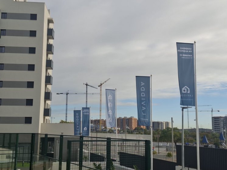 M&aacute;stil en fibra de vidrio con potencia y banderas. Dado de hormig&oacute;n. Para Deacapital en Entren&uacute;cleos Antares III en Dos Hermanas Sevilla.