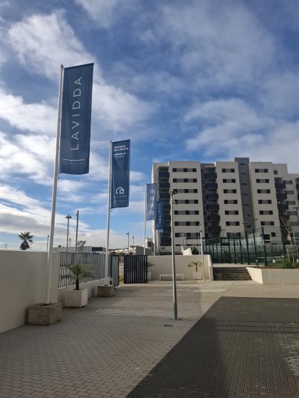 M&aacute;stil en fibra de vidrio con potencia y banderas. Dado de hormig&oacute;n. Para Deacapital en Entren&uacute;cleos Antares III en Dos Hermanas Sevilla.