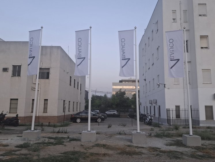 M&aacute;stil en fibra de vidrio con potencia y banderas. Dado de hormig&oacute;n. Para Foro Consultores en Sevilla.