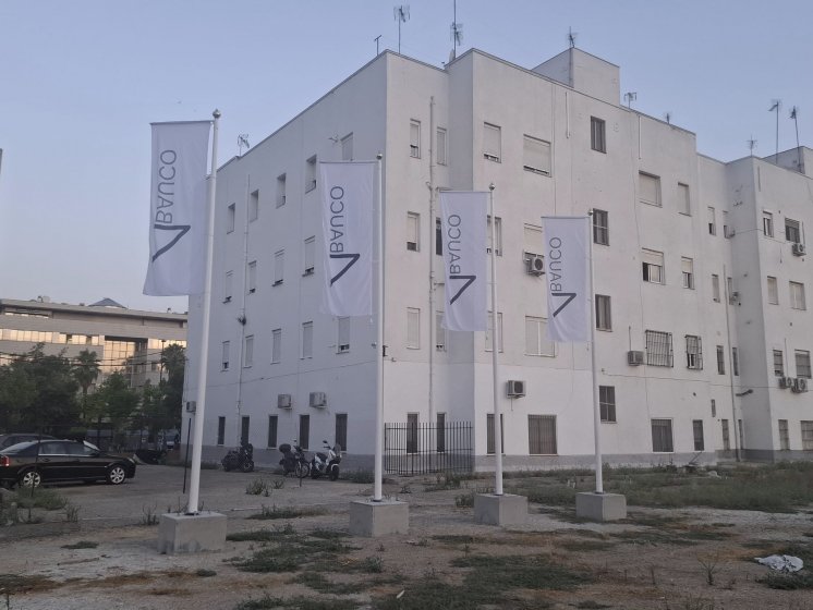 M&aacute;stil en fibra de vidrio con potencia y banderas. Dado de hormig&oacute;n. Para Foro Consultores en Sevilla.