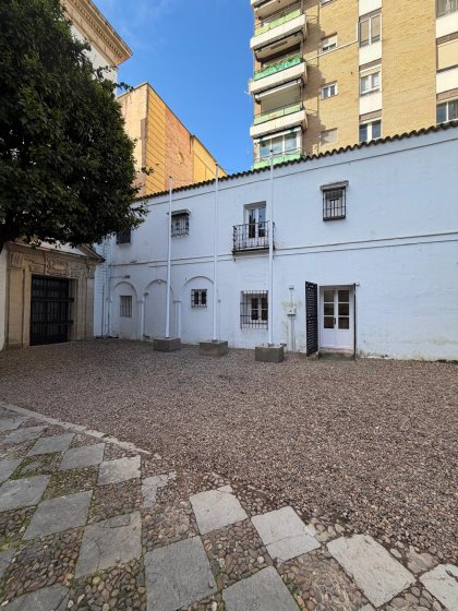 M&aacute;stil en fibra de vidrio con potencia giratoria. Fabricaci&oacute;n de dado de hormig&oacute;n. Para Mueso de Carruajes de Sevilla.