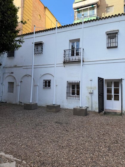 M&aacute;stil en fibra de vidrio con potencia giratoria. Fabricaci&oacute;n de dado de hormig&oacute;n. Para Mueso de Carruajes de Sevilla.