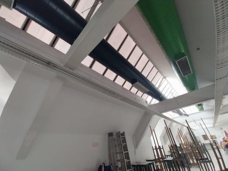 Rotulaci&oacute;n de claraboya para oscurecer y quitar rayos de sol en Facultad de Bellas Artes de la Universidad de Sevilla.