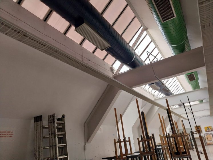 Rotulaci&oacute;n de claraboya para oscurecer y quitar rayos de sol en Facultad de Bellas Artes de la Universidad de Sevilla.