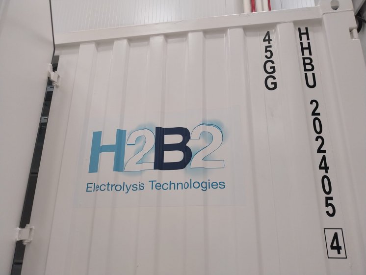 Rotulaci&oacute;n de contenedor mar&iacute;timo para H2B2 en Dos Hermanas Sevilla.