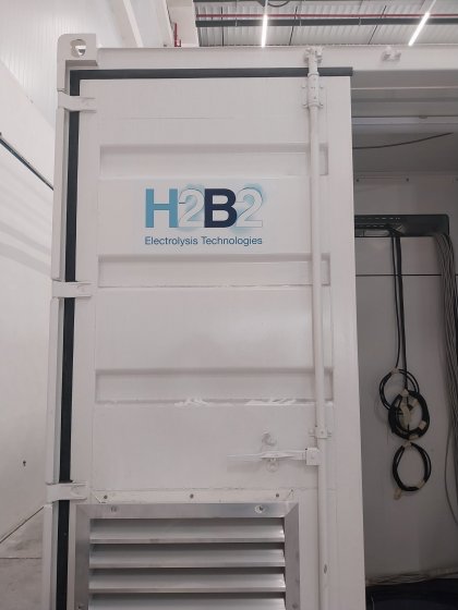 Rotulaci&oacute;n de contenedor mar&iacute;timo para H2B2 en Dos Hermanas Sevilla.