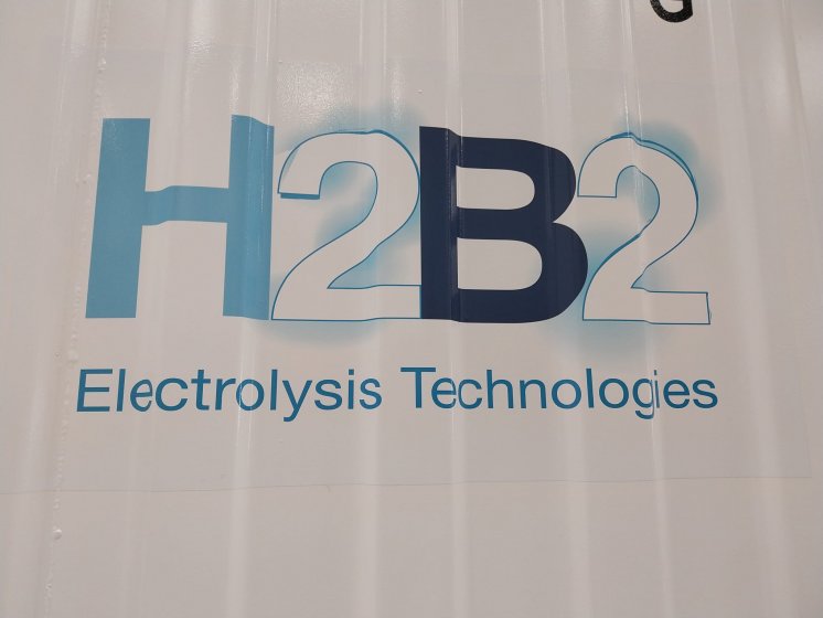 Rotulaci&oacute;n de contenedor mar&iacute;timo para H2B2 en Dos Hermanas Sevilla.