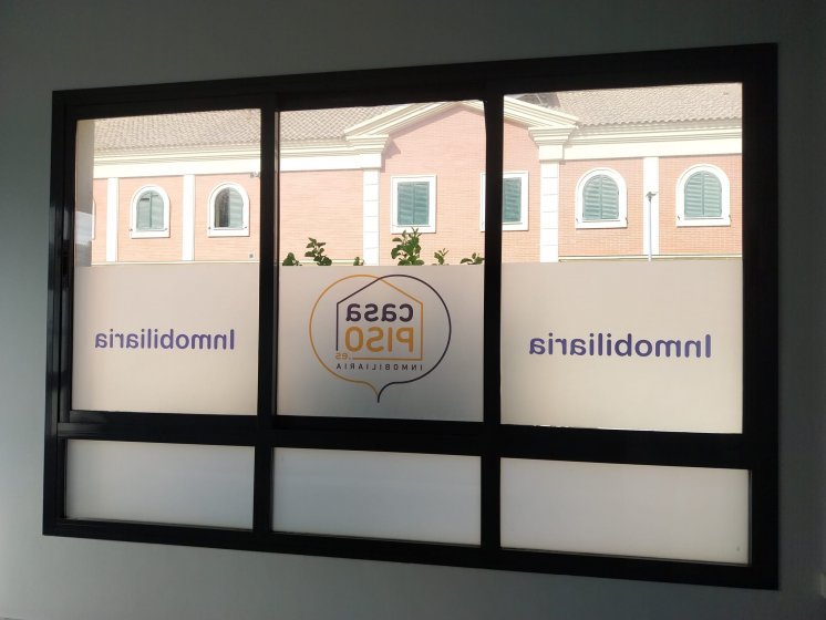 Rotulaci&oacute;n de cristal en vinilo &aacute;cido con impresi&oacute;n digital para CasaPiso en Dos Hermanas Sevilla.