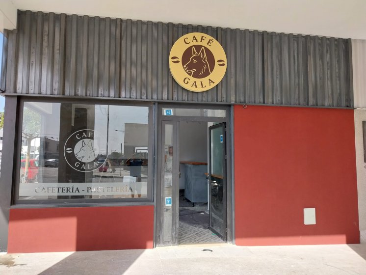 Rotulaci&oacute;n de cristal en vinilo &aacute;cido para Caf&eacute; Gala Sevilla.