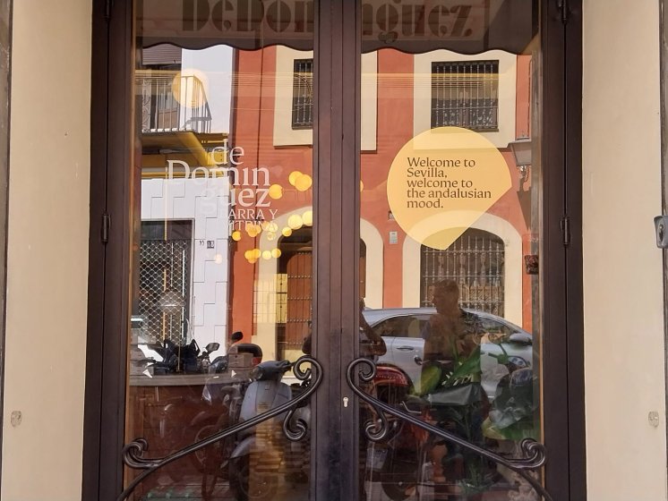 Rotulaci&oacute;n de cristal en vinilo de corte. Trabajos para Pobrelavaca.