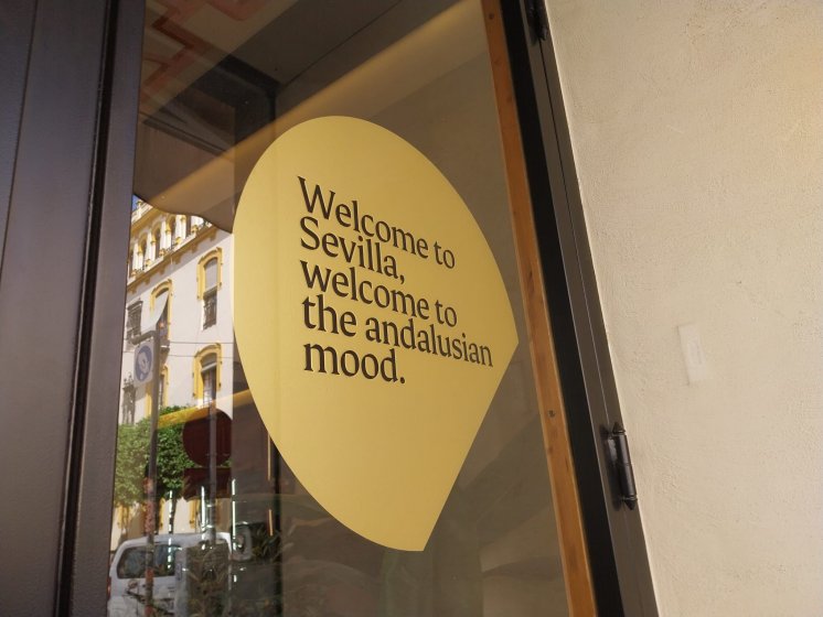 Rotulaci&oacute;n de cristal en vinilo de corte. Trabajos para Pobrelavaca.