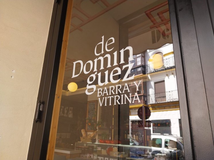 Rotulaci&oacute;n de cristal en vinilo de corte. Trabajos para Pobrelavaca.