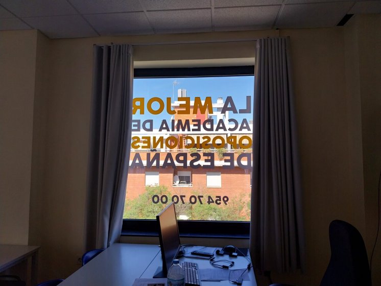 Rotulaci&oacute;n de cristales en vinilo impreso y laminado para Ceapro Sevilla.