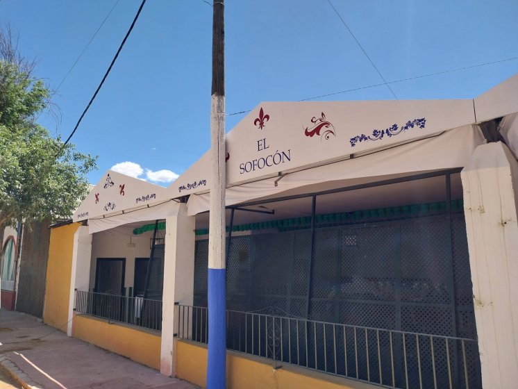 Rotulación de frente fachada en vinilos especiales al exterior. Pañoleta de Caseta de Feria en Dos Hermanas Sevilla.