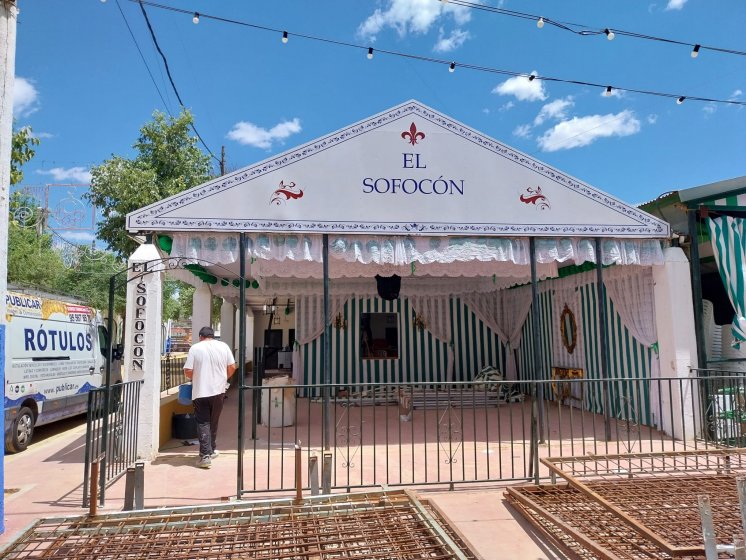 Rotulación de frente fachada en vinilos especiales al exterior. Pañoleta de Caseta de Feria en Dos Hermanas Sevilla.