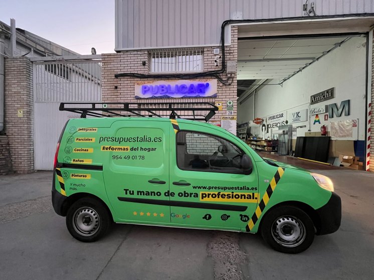Rotulaci&oacute;n de furgoneta en integral de Reanult Kangoo, con vinilos fundidos para Presupuestalia en Sevilla.