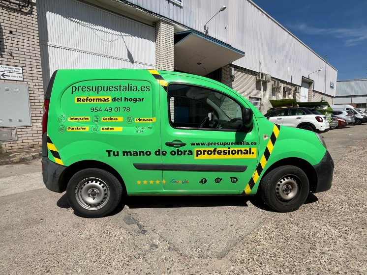 Rotulaci&oacute;n de furgoneta en integral de Reanult Kangoo, con vinilos fundidos para Presupuestalia en Sevilla.