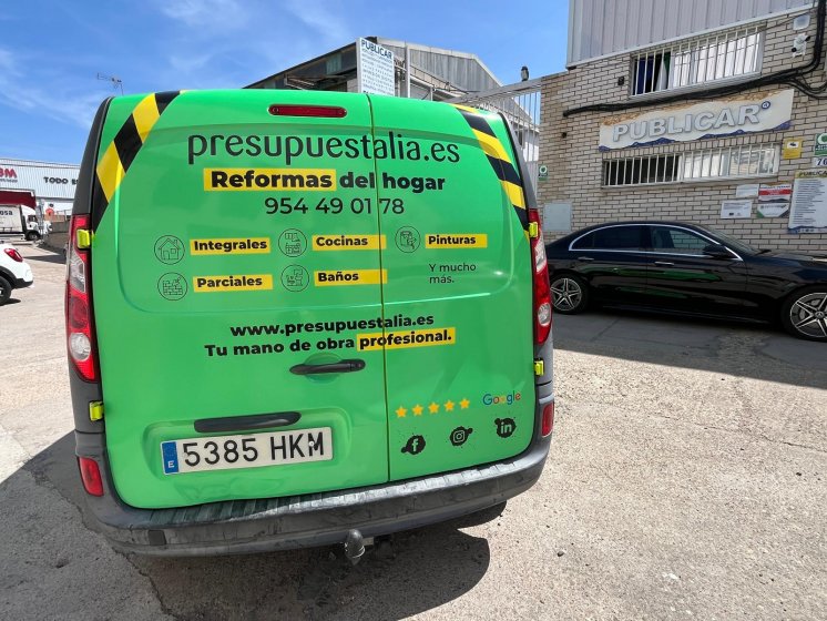 Rotulaci&oacute;n de furgoneta en integral de Reanult Kangoo, con vinilos fundidos para Presupuestalia en Sevilla.
