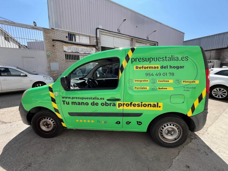 Rotulaci&oacute;n de furgoneta en integral de Reanult Kangoo, con vinilos fundidos para Presupuestalia en Sevilla.