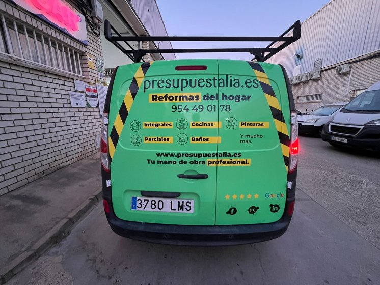 Rotulaci&oacute;n de furgoneta en integral de Reanult Kangoo, con vinilos fundidos para Presupuestalia en Sevilla.